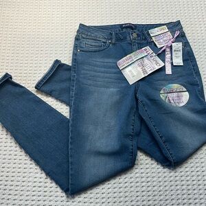 NWT Blue Spice High Waisted Rolled Ankle Rayon Denim Size 7 Ultra Soft